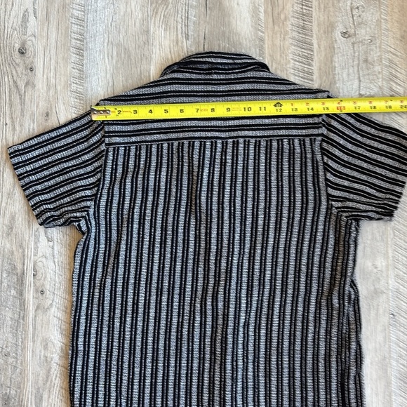 3/$30! Men's Black and White Striped Casual Woven Button Down Shirt - Picture 7 of 8